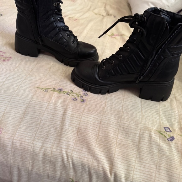 Boots - Picture 3 of 6